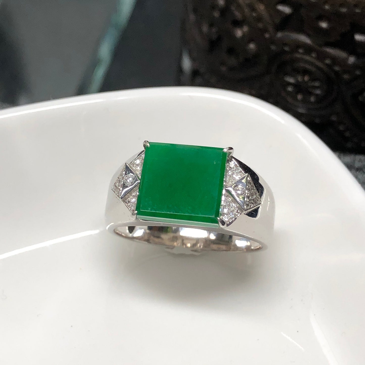 Unisex Myanmar Jadeite Jade High Yang Green Diamond Ring 18K white gold
