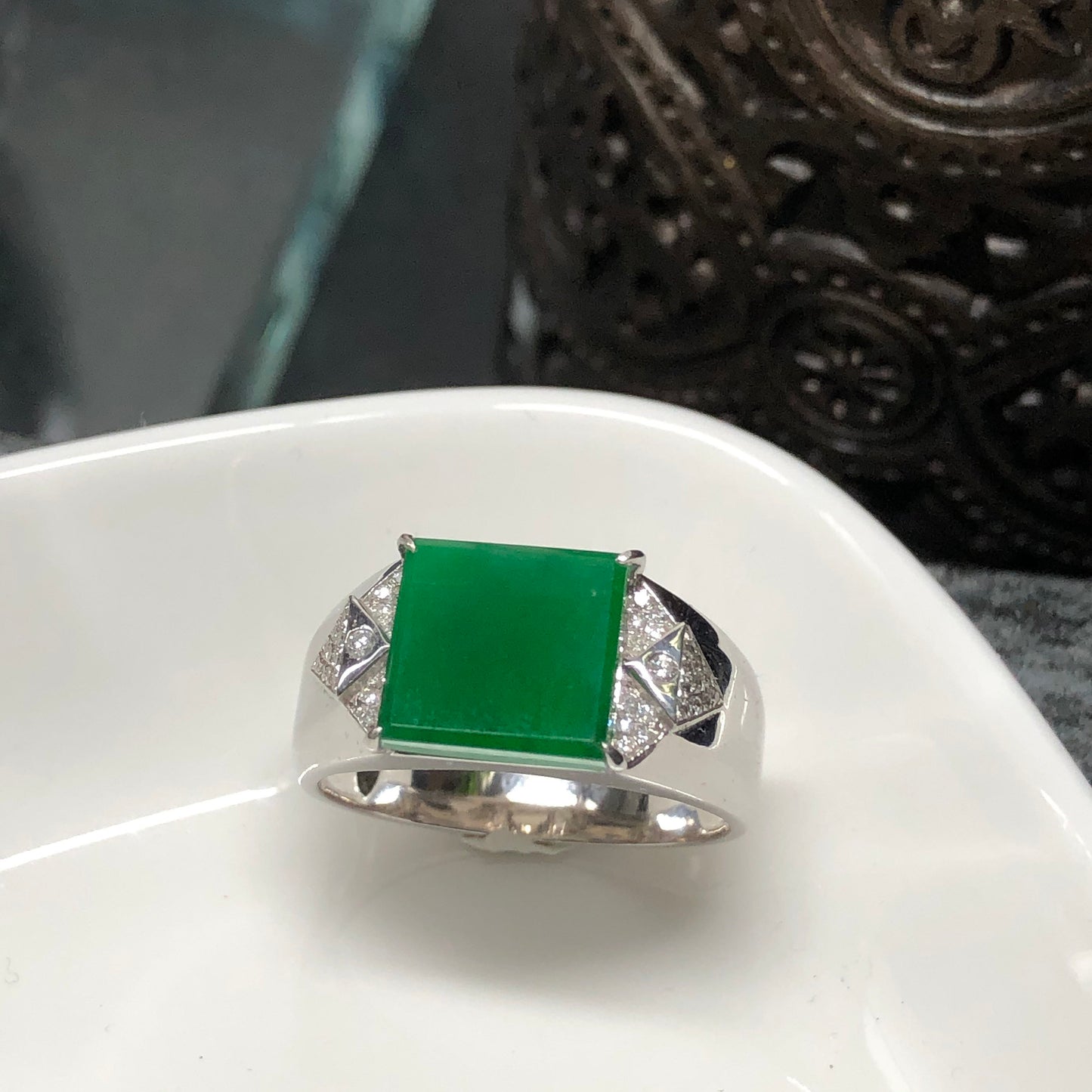 Unisex Myanmar Jadeite Jade High Yang Green Diamond Ring 18K white gold