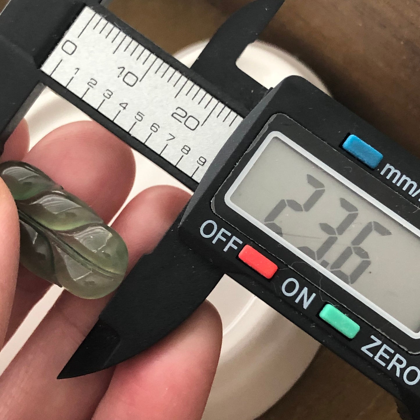 23.6 mm Grade A High Icy Green Jadeite Jade Leaf Pendant Gemstone Customization