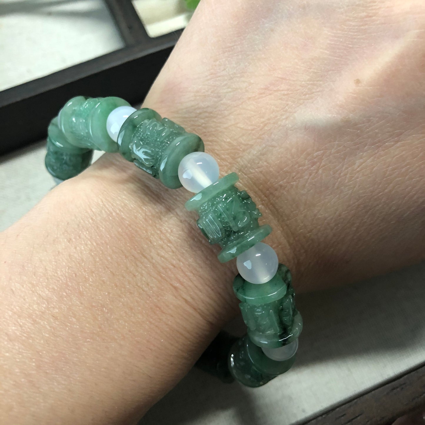 13.3 mm Grade A Translucent Float Green Flowers Gradient carved Six Words Bead Bracelet