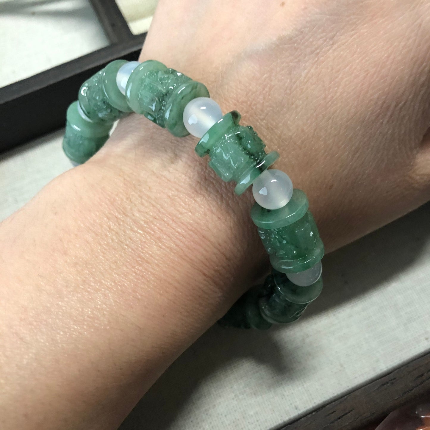 13.3 mm Grade A Translucent Float Green Flowers Gradient carved Six Words Bead Bracelet