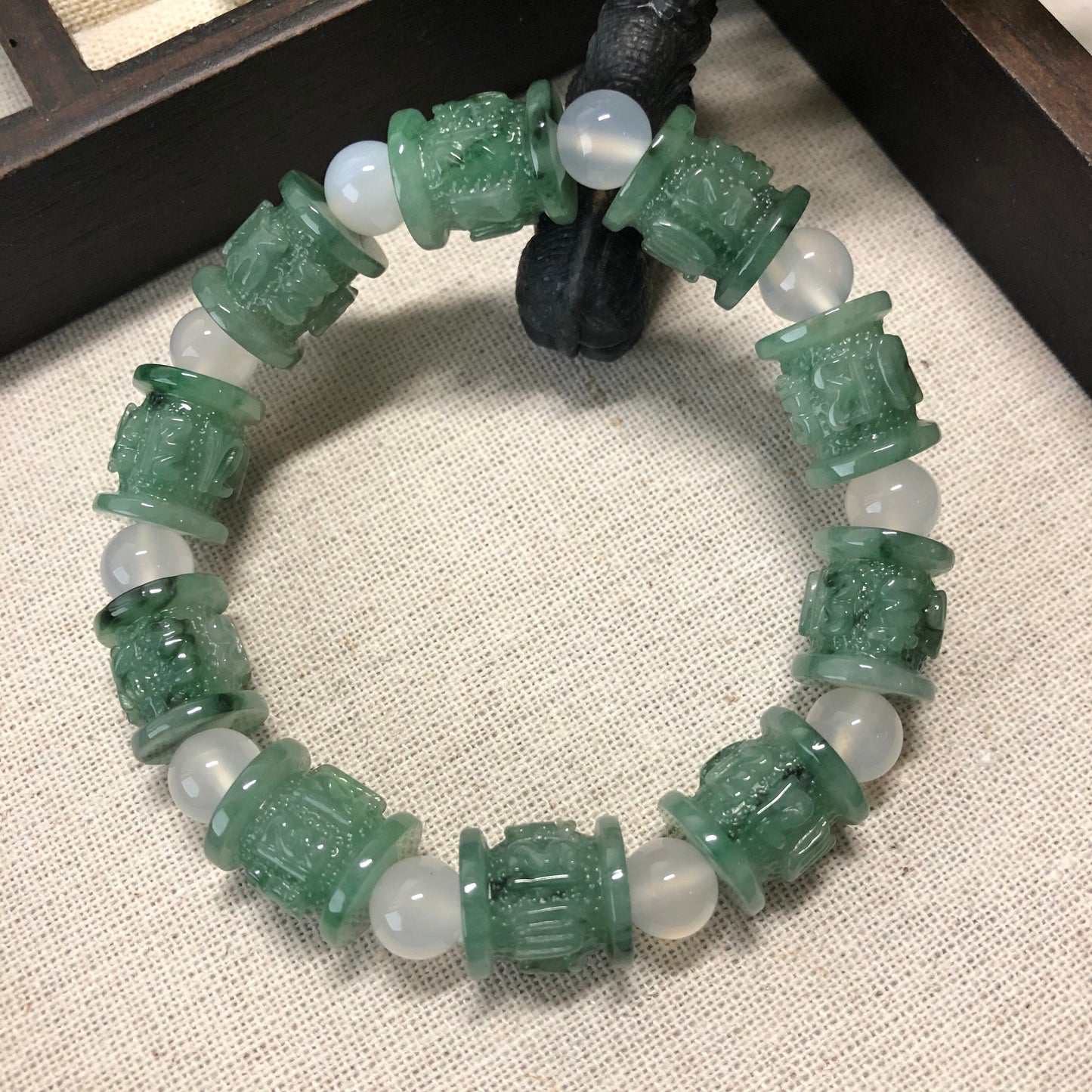 13.3 mm Grade A Translucent Float Green Flowers Gradient carved Six Words Bead Bracelet