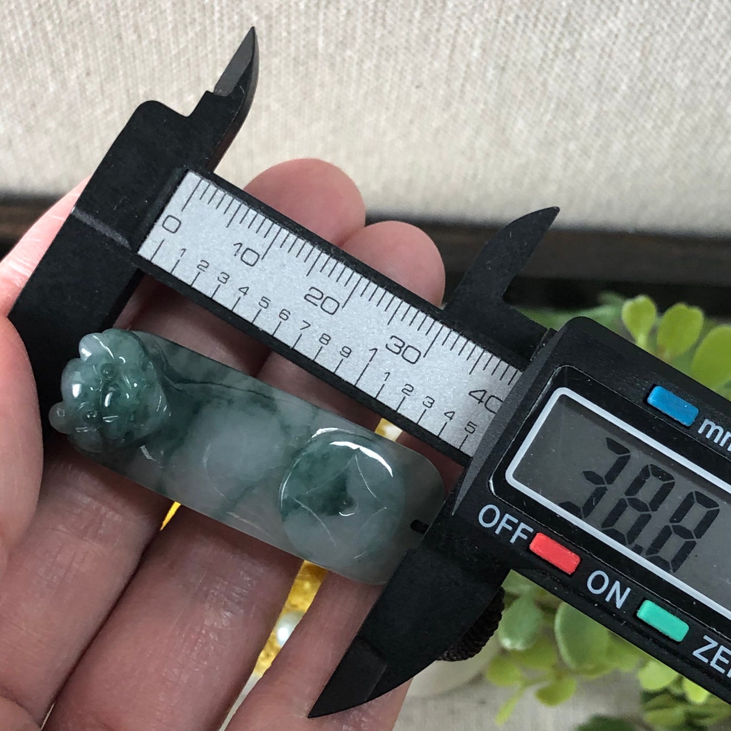 SALE: 38.8mm Green Float Flowers Carved Tiger Head Asian Lucky Coin Jadeite Jade Rope Bracelet