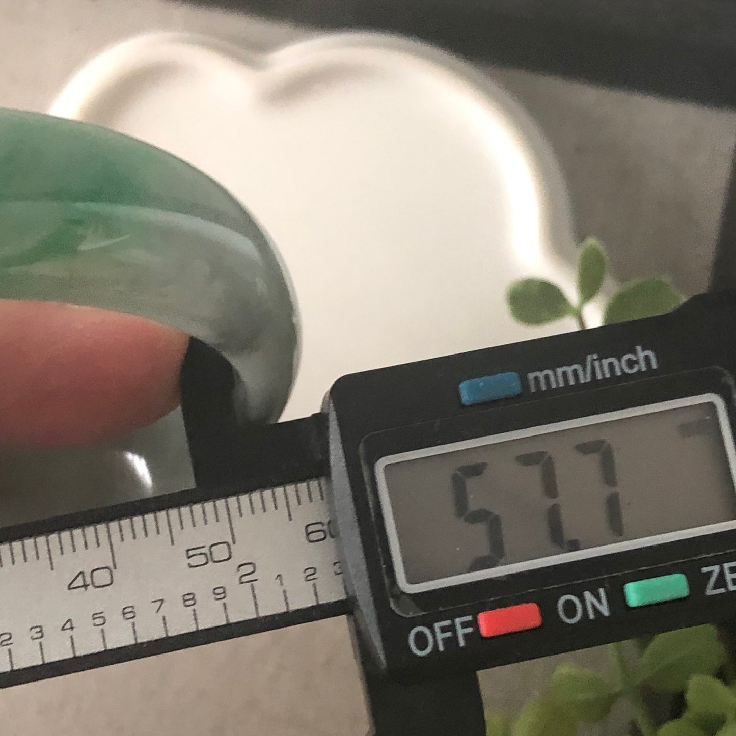 58 mm Jadeite Jade Spicy Green Wuji Black Bangle