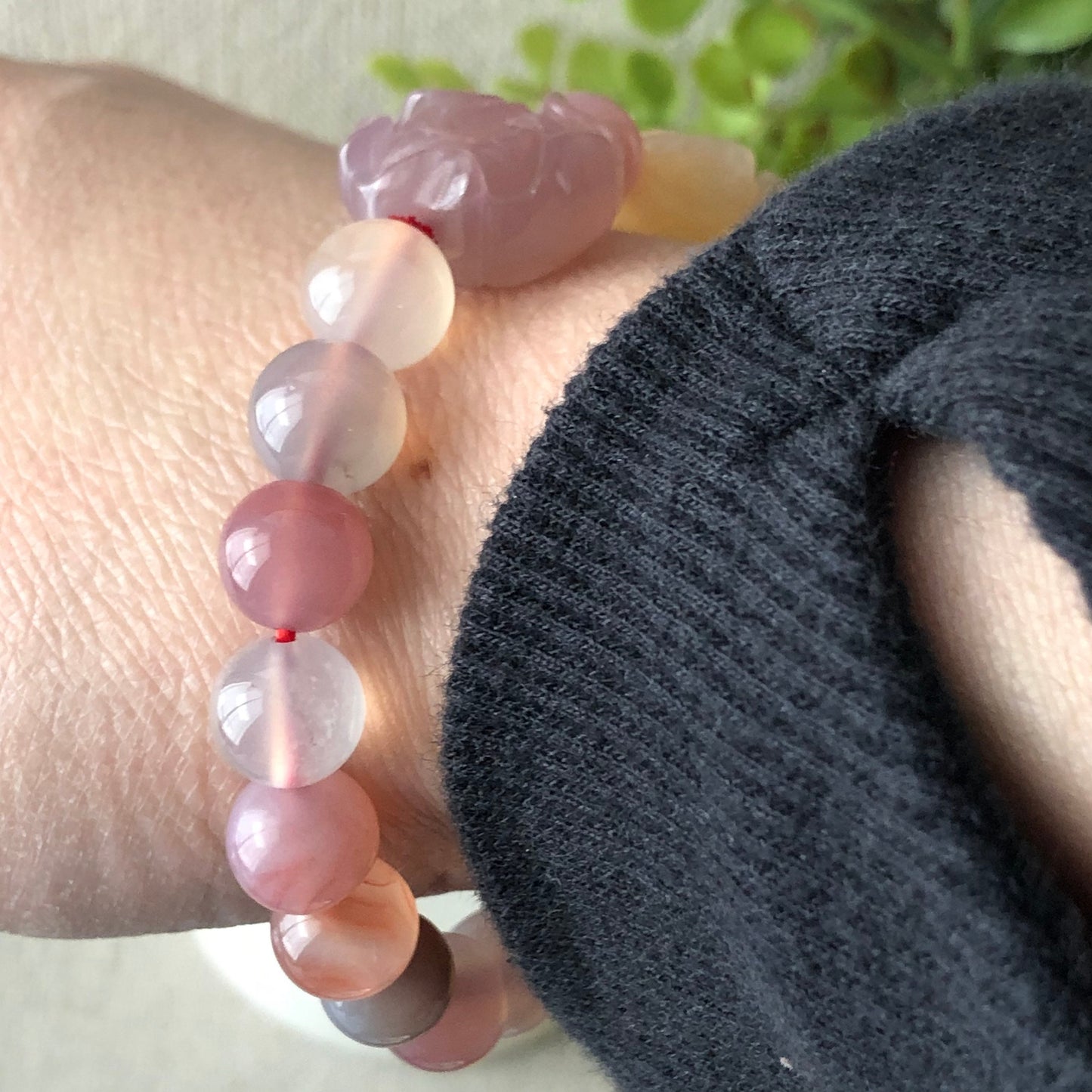 8.5mm Assorted Agate Grade A Natural Bead Bracelet Health Circulation Red Pink Tone with Carved Flower