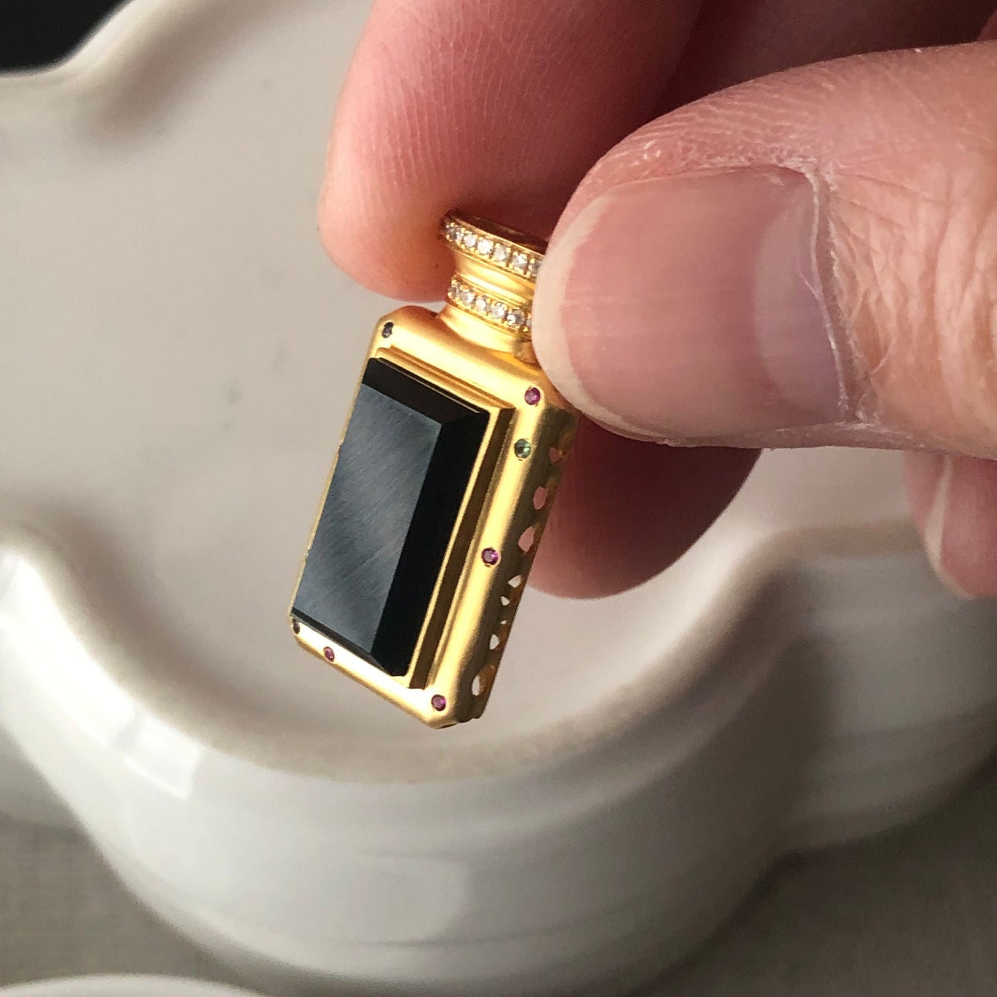 18K Gold 13.4 mm High Icy Black Omphacite Jadeite Jade Perfume Bottle Pendant