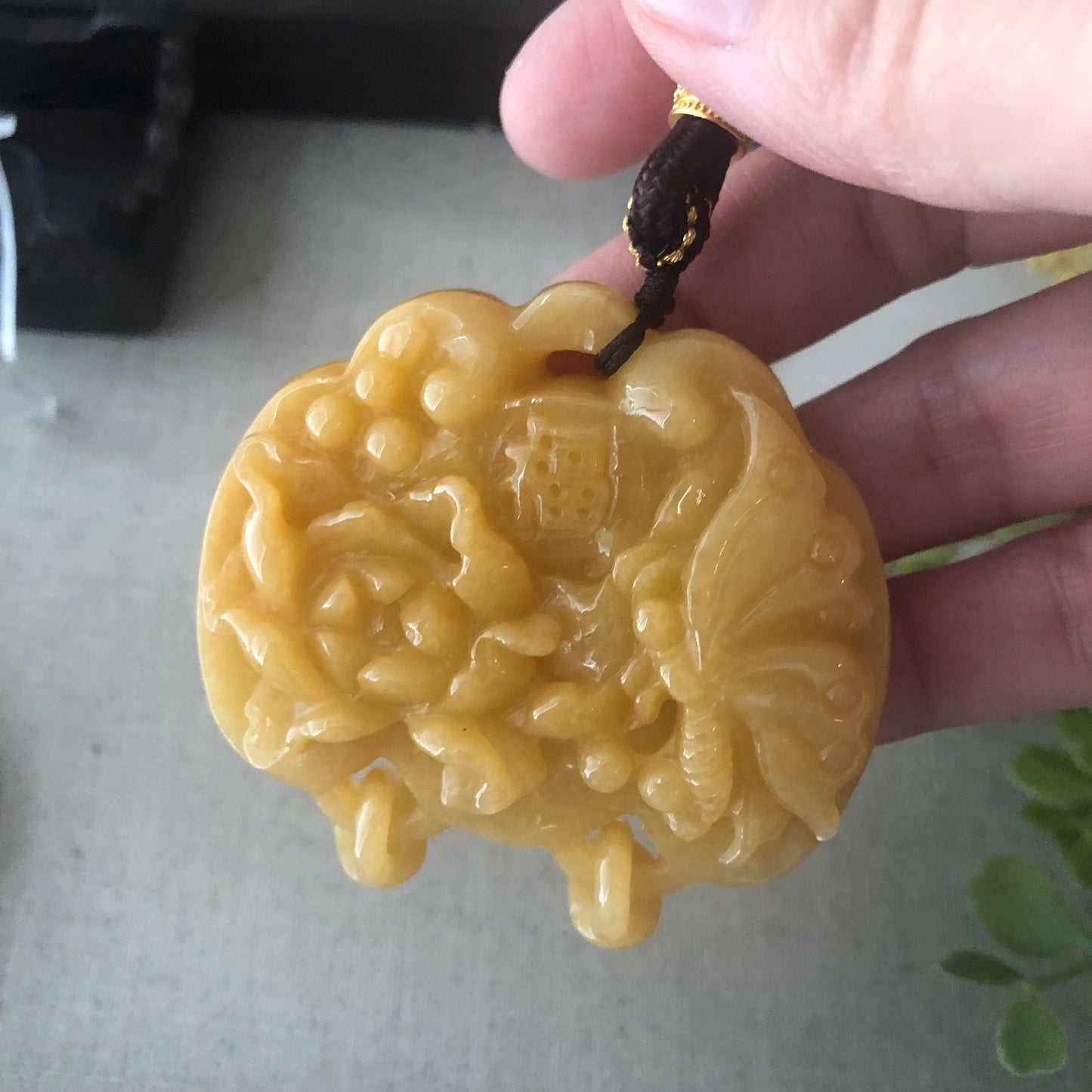 55.7 mm Yellow Brown Carved Flower Butterfly Pendant