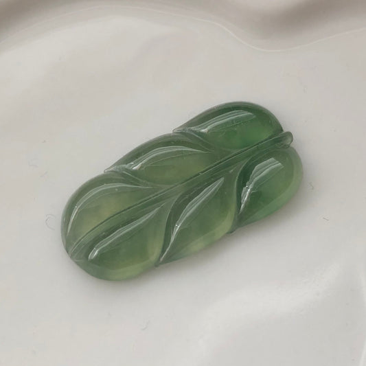 23.6 mm Grade A High Icy Green Jadeite Jade Leaf Pendant Gemstone Customization