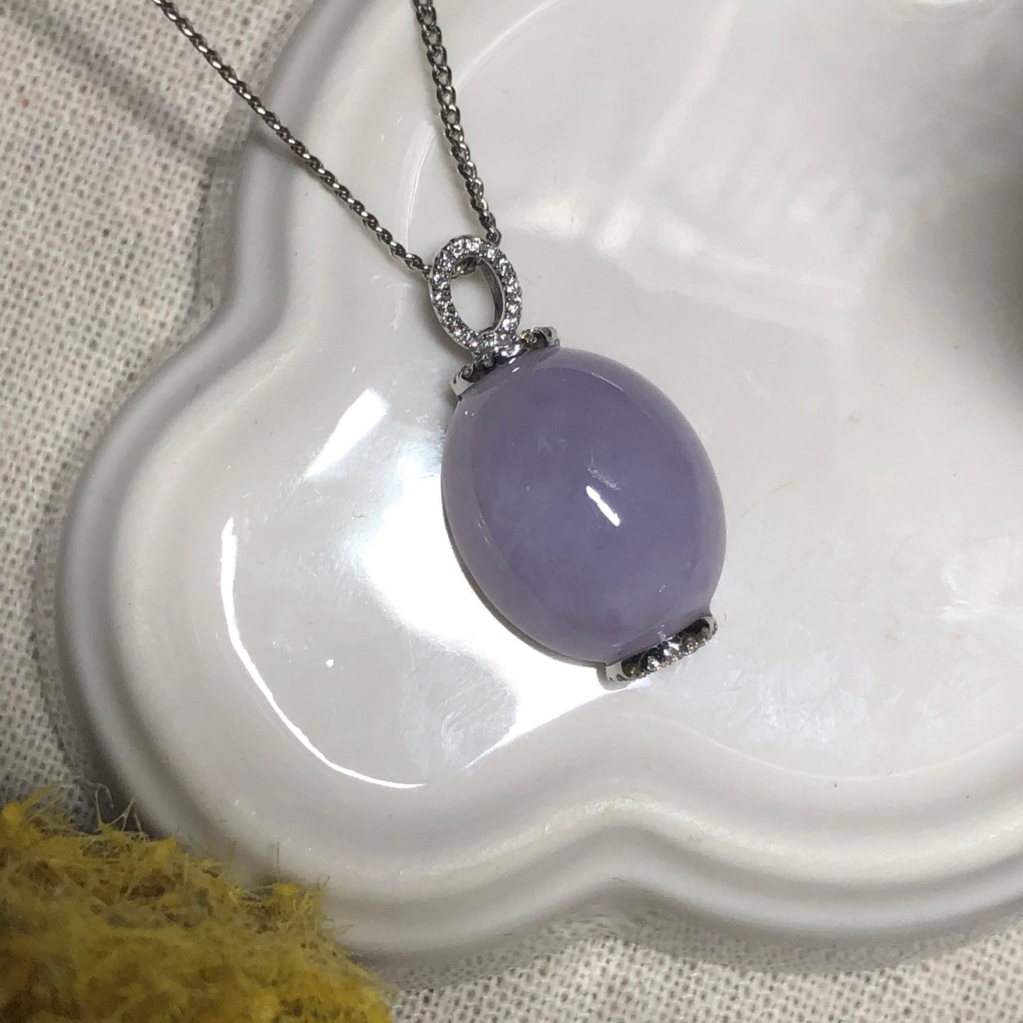 19.1mm Grade A Lavender Cabochon Pendant Set On 18K White Gold With Diamonds