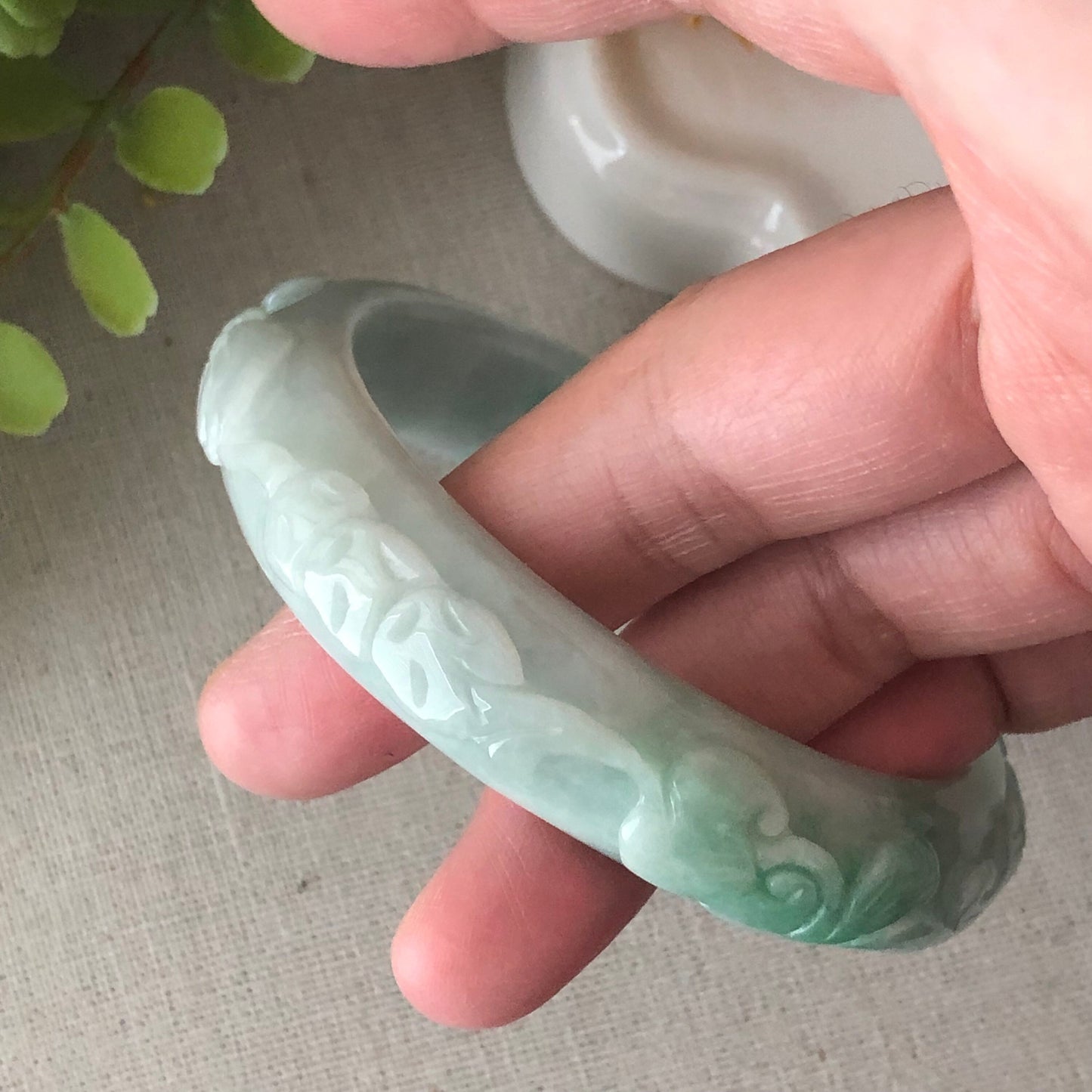 57.8 mm Jadeite Jade Green Carved Ruyi Flower Pattern Bangle