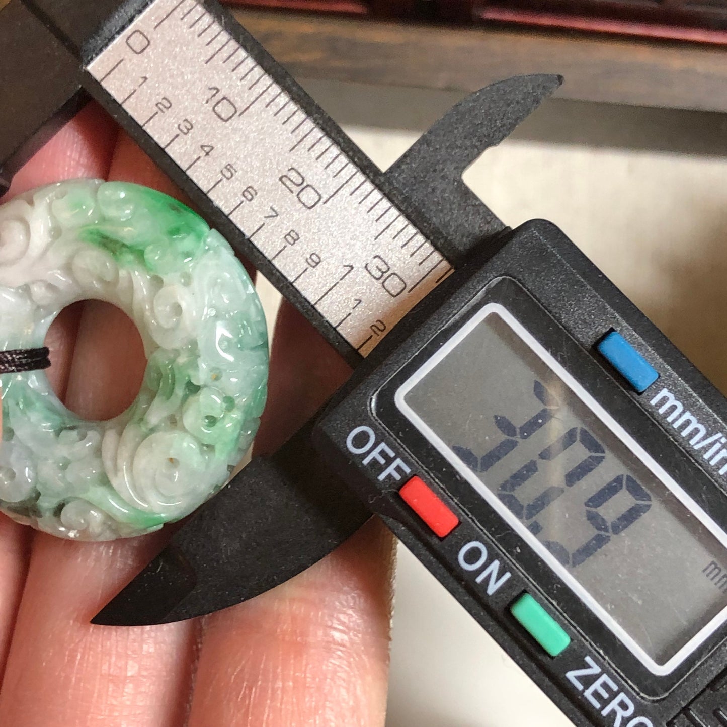 30.9 mm Jadeite Jade Green Moss Carved Asian Pattern Peace Donut Pendant RARE