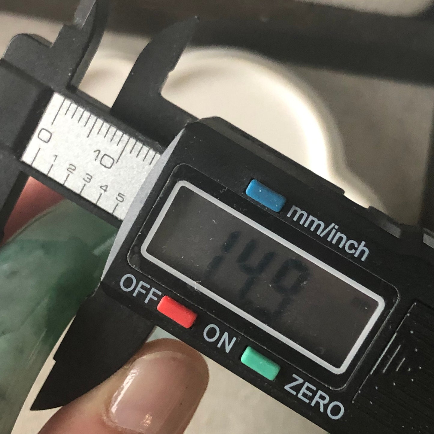 58 mm Jadeite Jade Spicy Green Wuji Black Bangle