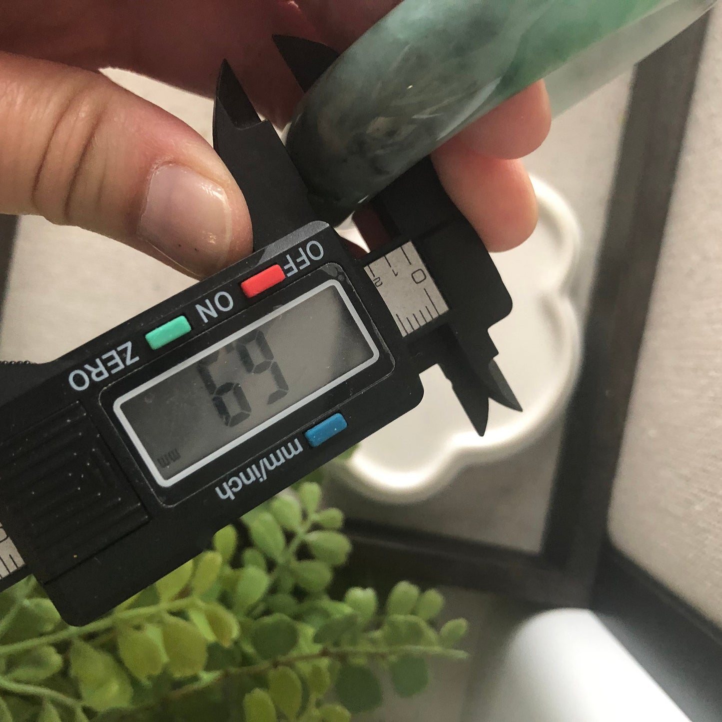 58 mm Jadeite Jade Spicy Green Wuji Black Bangle