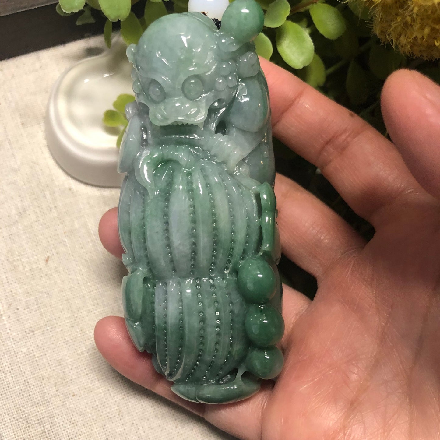 92.7mm Green Jadeite Jade Carved 3 Legged Toad Peanut Display