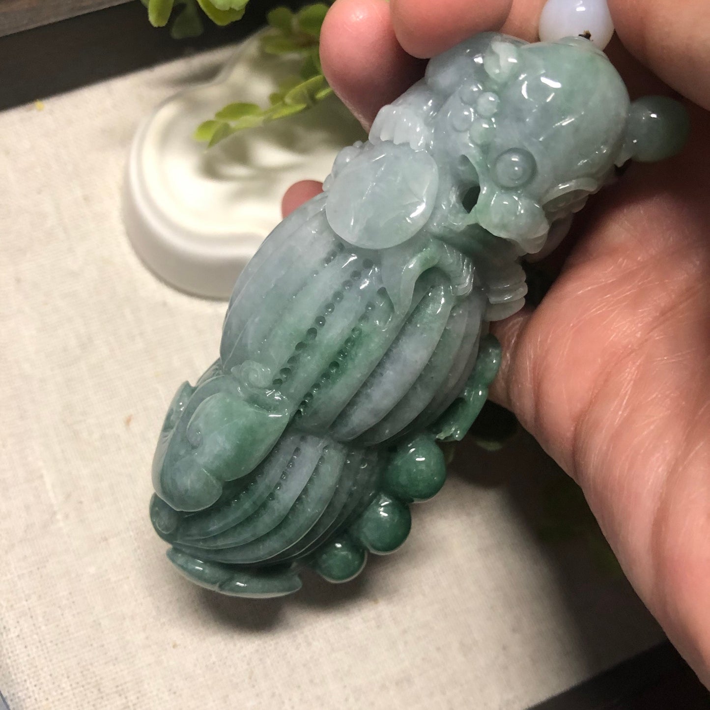 92.7mm Green Jadeite Jade Carved 3 Legged Toad Peanut Display