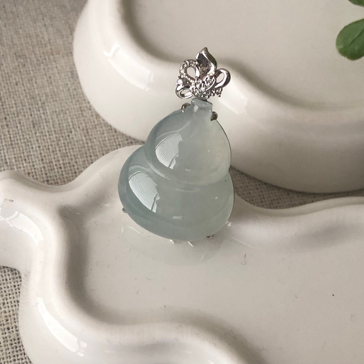 18K Gold 30mm Jadeite Jade Icy Hulu Gourd Pendant
