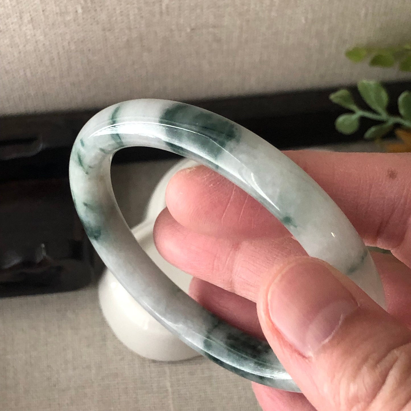 54-55mm Icy Green Float Flowers Round Jadeite Jade Bangle
