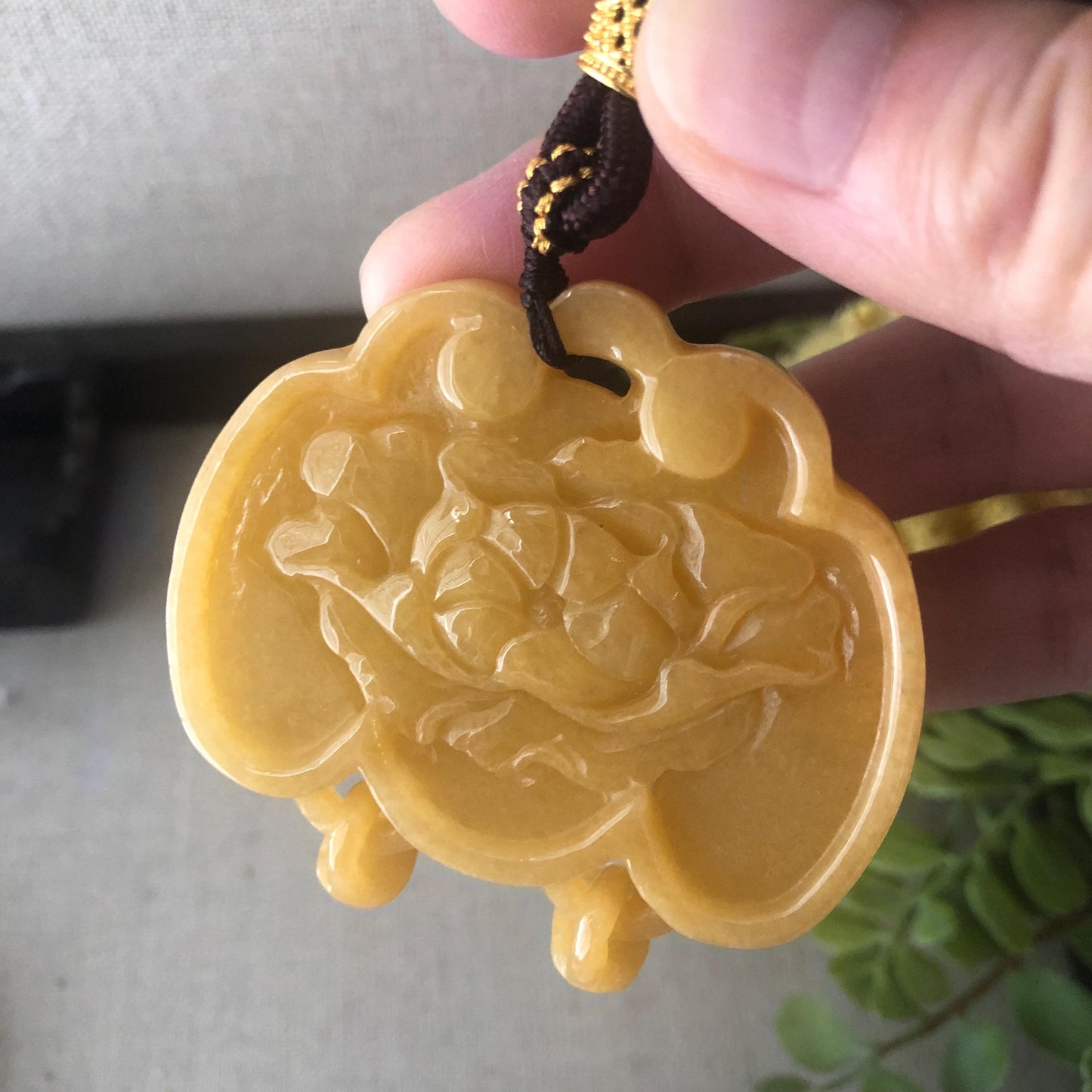 55.7 mm Yellow Brown Carved Flower Butterfly Pendant