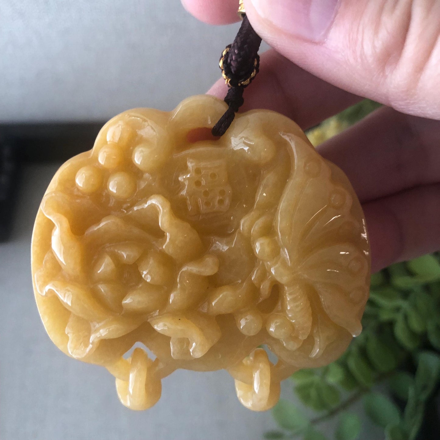 55.7 mm Yellow Brown Carved Flower Butterfly Pendant