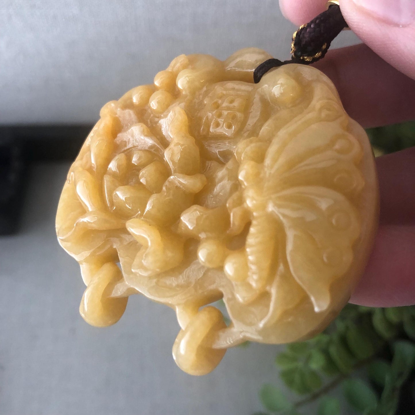 55.7 mm Yellow Brown Carved Flower Butterfly Pendant